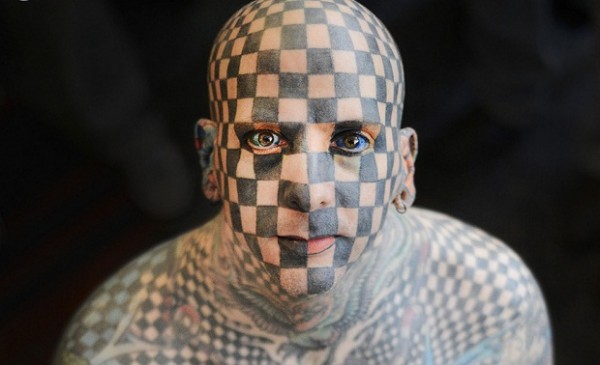 шахматы, татуированный парень,
