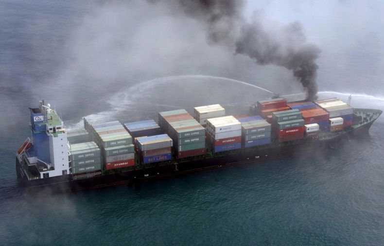 Cтолкновение танкера и контейнеровоза около Дубаи (5 фото)