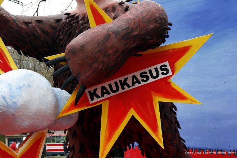 Политическая сатира на карнавале в Кёльне (26 фото)