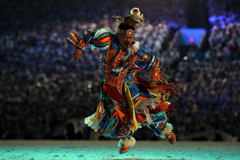 Танцор выступает на церемонии открытия