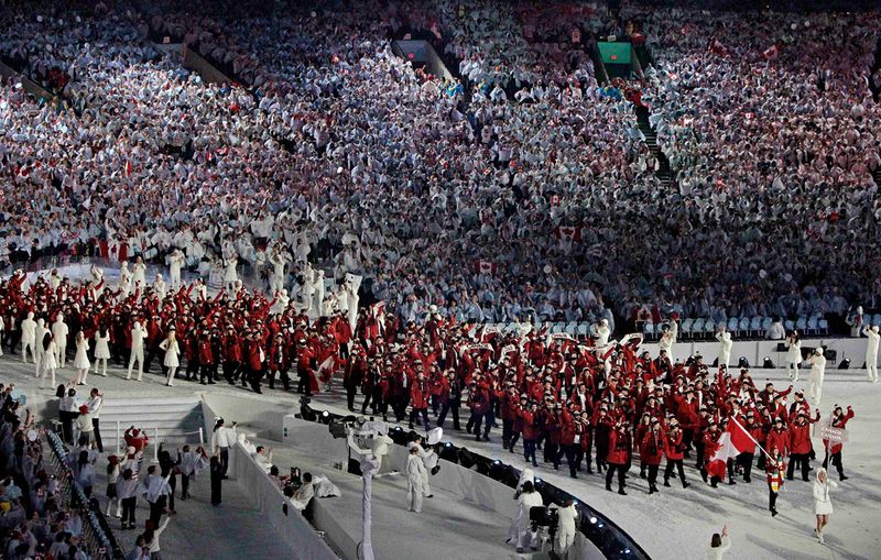 Канадская делегация спортсменов появляется на церемонии открытия. 