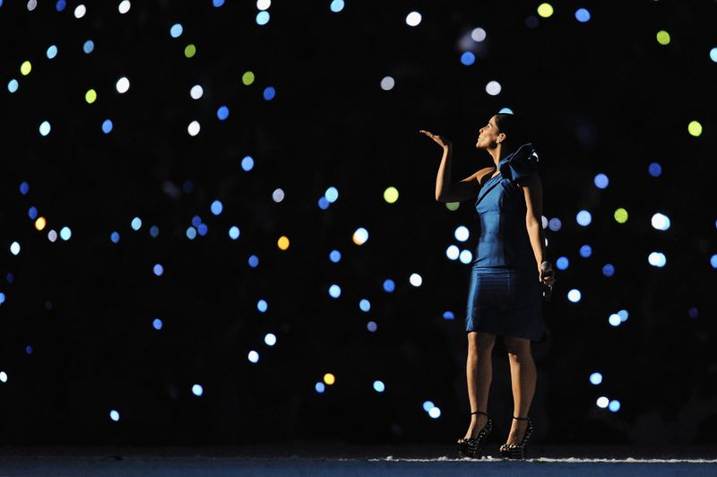 Певица Нелли Фуртадо выступает на церемонии открытия Зимних Олимпийских игр 12 февраля в Ванкувере. 