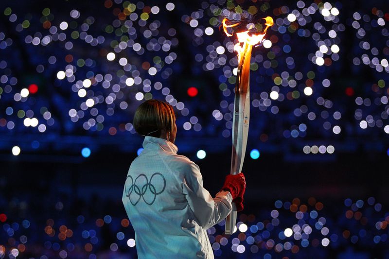 Конькобежка Катриона ЛеМэй Доан участвует в церемонии зажжения Олимпийского огня.