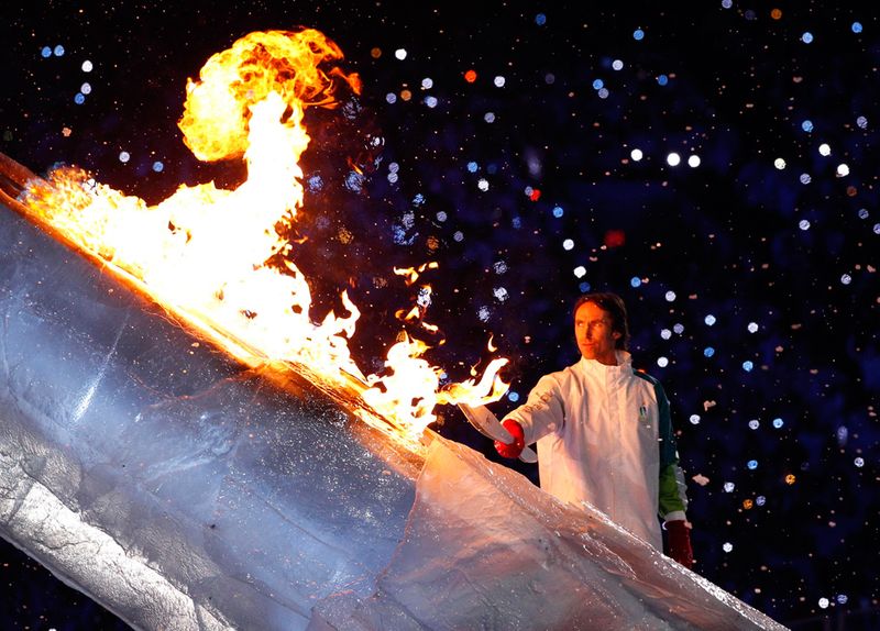 Стив Нэш помогает зажечь чашу с Олимпийским огнем.