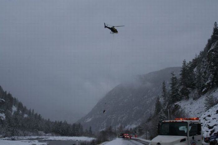 Спасение утопающего канадского водителя (7 фото)