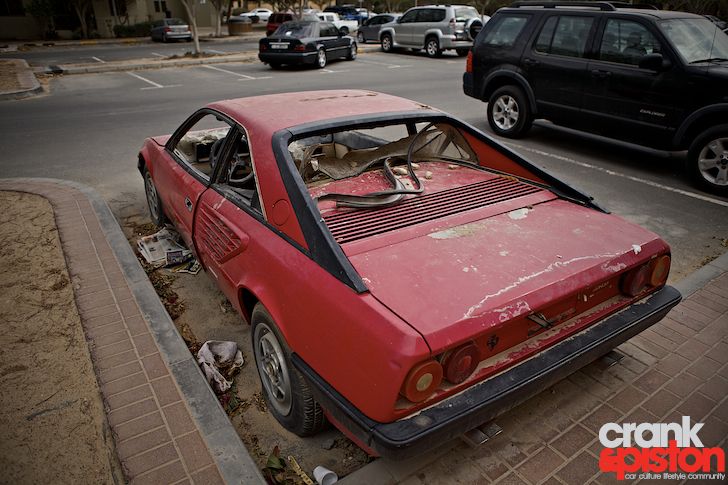 Ferrari Mondial гниет на улице в Дубаи (12 фото)