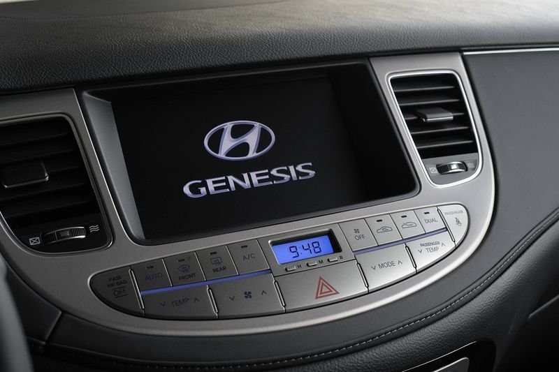 Рестайлинговый Hyundai Genesis получил 8-ступенчатый автомат (30 фото)