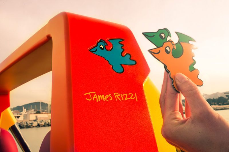 Графику для концепта Rinspeed придумал известный американский художник жанра поп-арт Джеймс Рицци (James <br> Rizzi): портреты на обивке кресел, рисунки на крыше и передней панели.