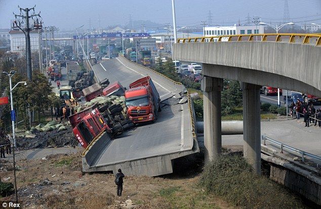 Обрушение автомобильной эстакады в Китае (4 фото)