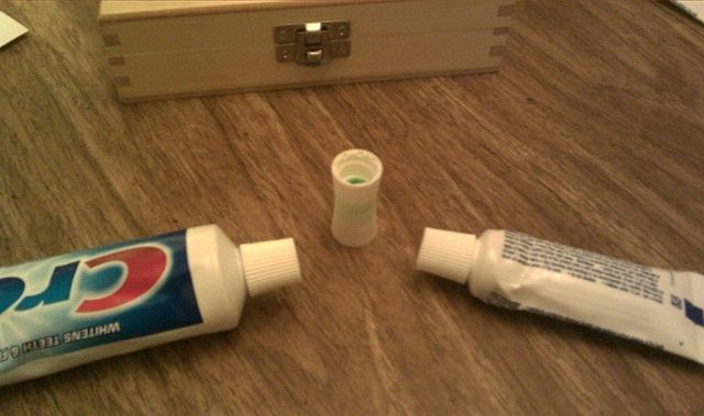 Нашелся способ засунуть зубную пасту в тюбик (5 фото)