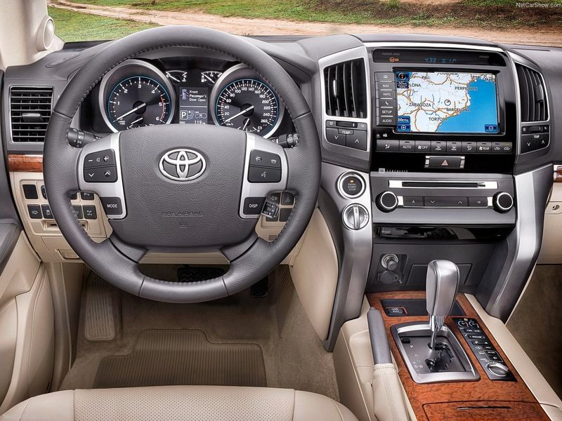 В России рассказали новые цены на обновленный Toyota Land Cruiser 200 (13 фото)