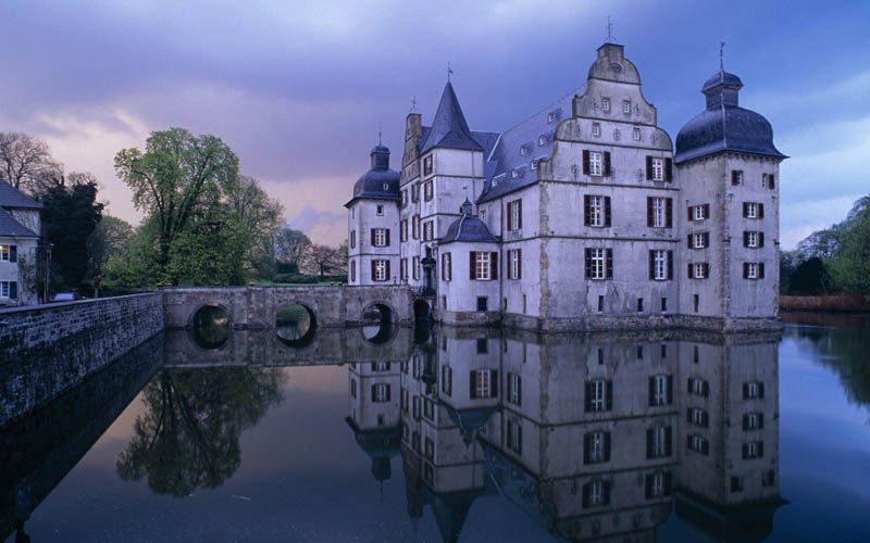 Замки на воде или 20 самых красивых замковых рвов в мире (20 фото)