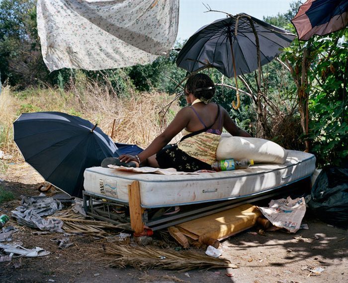 Тяжелая жизнь мигрантов в Италии (24 фото)