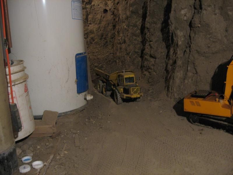 Американец копает тоннель с помощью игрушечной техники уже 15 лет (29 фото+13 видео)