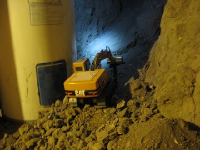 Американец копает тоннель с помощью игрушечной техники уже 15 лет (29 фото+13 видео)