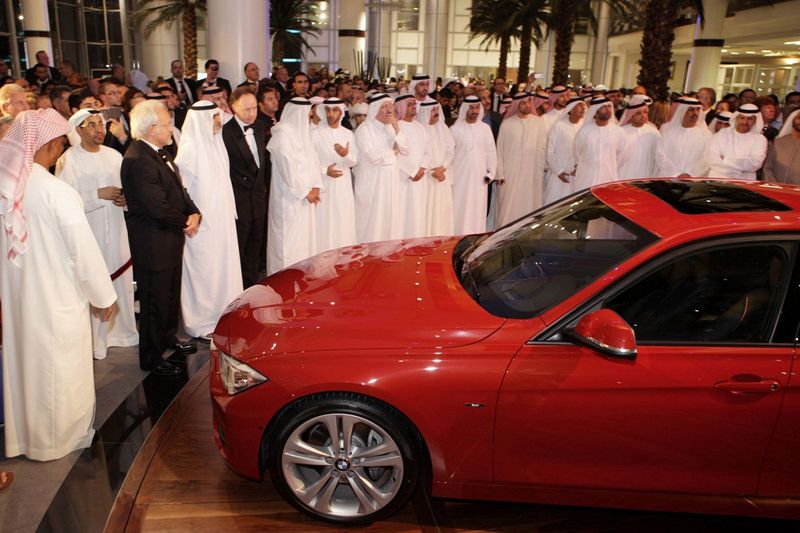 В Абу-Даби открылся самый большой автосалон BMW (8 фото)