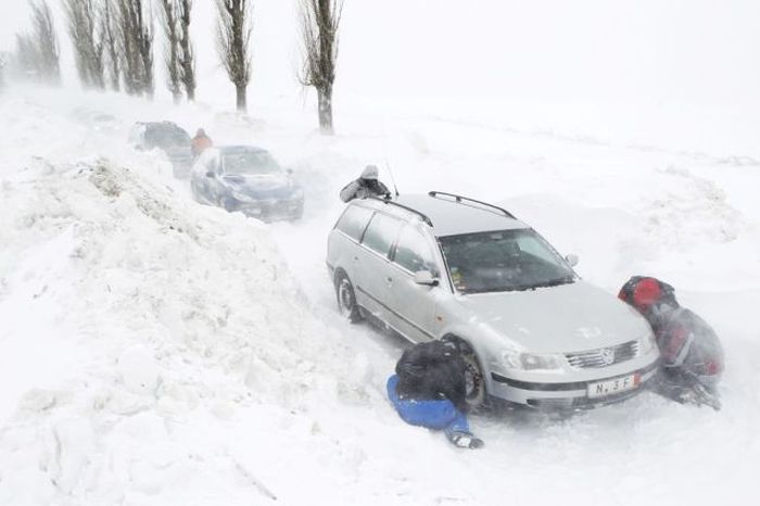 Румынскую деревню завалило почти пятиметровым слоем снега (33 фото)