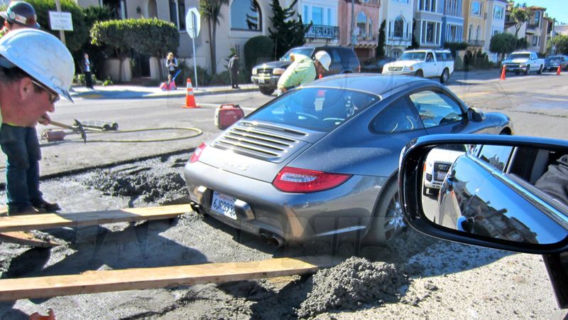 Бетонная парковка на Porsche 911 (4 фото)