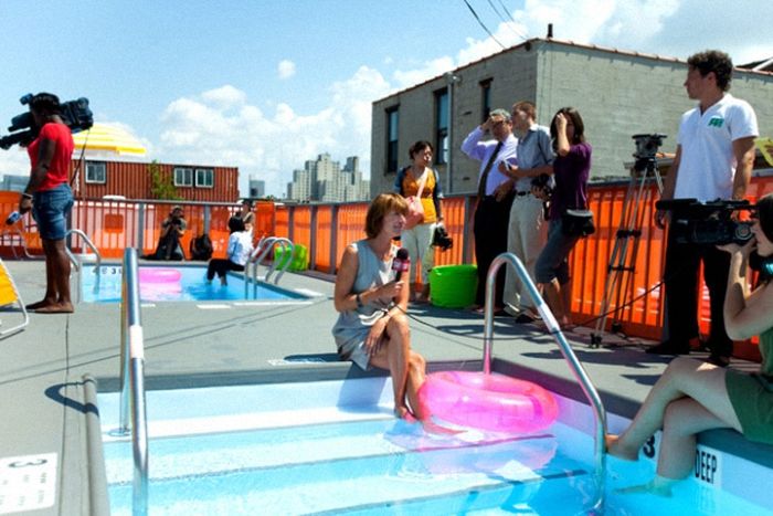 Необычный бассейн на улице Нью-Йорка (13 фото)
