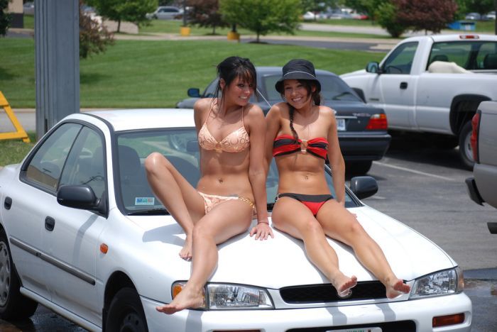 Сексуальные девушки на автомойке. (63 фото)