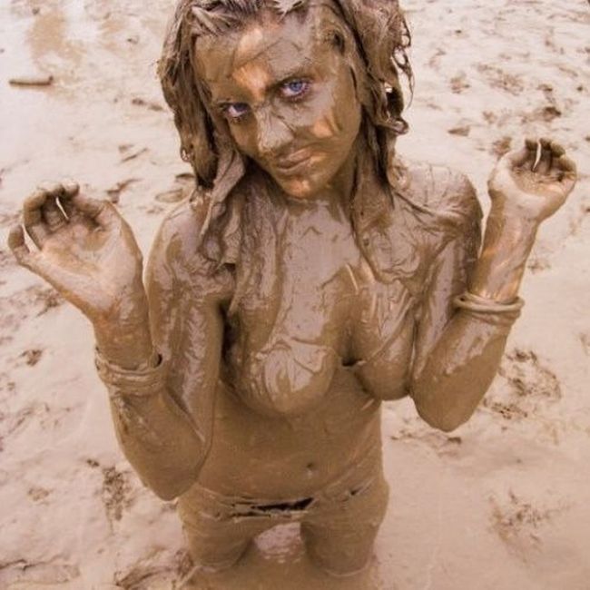 Девушки в грязи  (34 фото)
