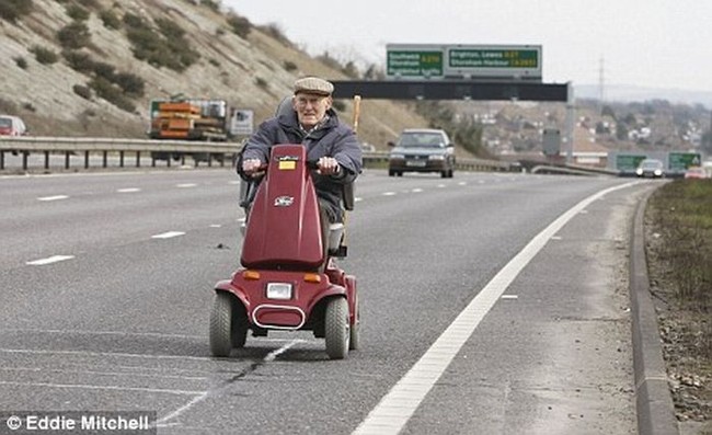 90-летний старичок на автостраде (3 фото)