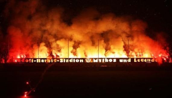 Зажигательные футбольные болельщики (26 фото)