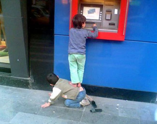 Смешные и забавные банкоматы (30 фото)