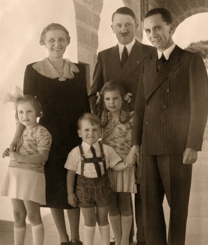 С семьей Магды и Йозефа Геббельса. Все эти дети были убиты родителями 30 апреля 1945 года. У Магды был еще один ребенок от первого брака, который дожил до старости.
