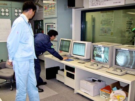 6. Японский город Токаймура стал местом самой серьезной ядерной аварии после произошедшей в 1986 году аварии на Чернобыльской атомной станции. 30 сентября 1999 года в результате аварии на заводе по переработке урана погибли двое рабочих и более 600 человек получили дозу облучения. Последовавшее за инцидентом расследования выявило случаи мошенничестве и пренебрежения правилами безопасности.