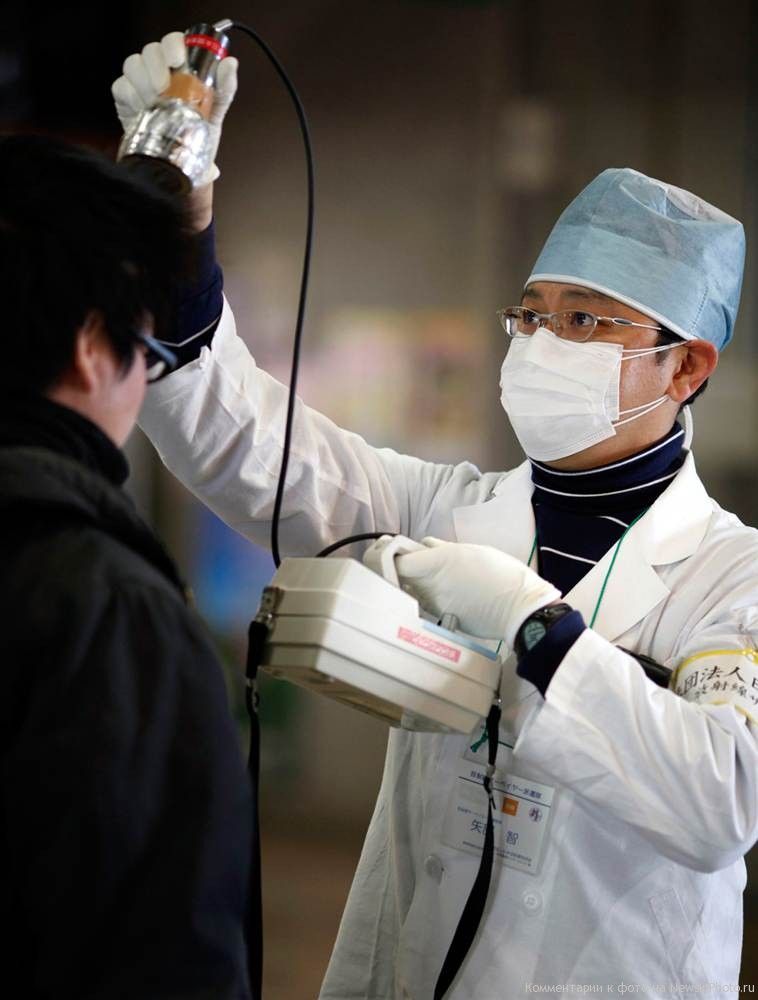 6. Человека проверяют счетчиком Гейгера в центре по определению уровня радиации в Корияме, в 60 км от атомной станции Фукусима.