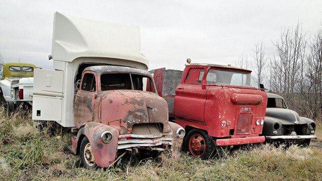 Свалка старых грузовиков и автобусов в Канаде (6 фото)