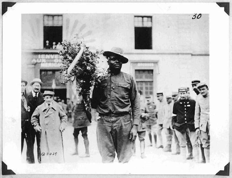 Темнокожий американский солдат, получивший цветы от французских женщин за помощь в освобождении Франции. Снимок запретили. 