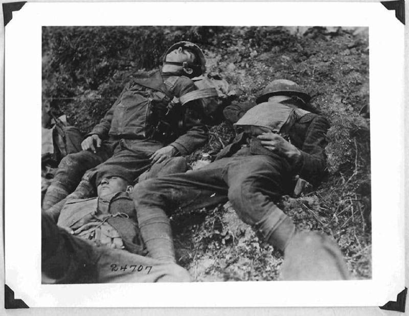 Спящие солдаты очень похожи на мертвых, этот снимок тоже настигла цензура. 
