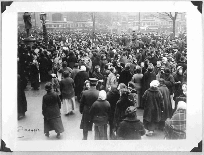 В начале 1917 года рост цен на хлеб и основные продукты привел к волне "хлебных бунтов" в Нью-Йорке. Этот снимок в печать, конечно же, не попал. 