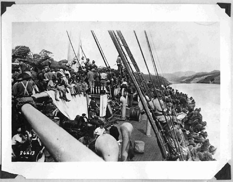 Новозеландские солдаты плывут по Панамскому каналу. Это путешествие было секретным и в печать снимок не пустили. 