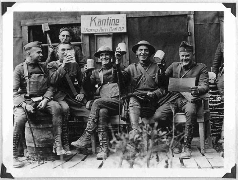 Выпивающие после взятия вражеских позиций американские солдаты. Снимок был цензурирован, поскольку официально алкоголь был запрещен. 