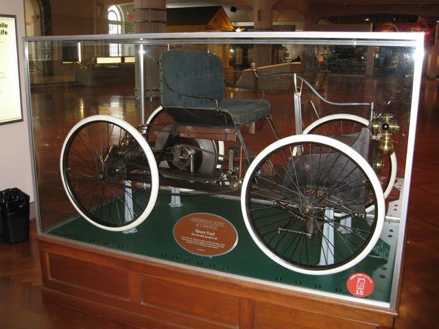 И если уж начинать говорить об автомобилях, то вот он, первенец Генри Форда - "Квадрицикл", модель 1896 года! Двухцилиндровый двигатель объемом 59 кубических дюймов и мощностью в 4 лошадиных силы. "Машина - зверь!"