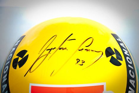 Шлем и комбинезон Ayrtona Senna были проданы на аукционе (3 фото)