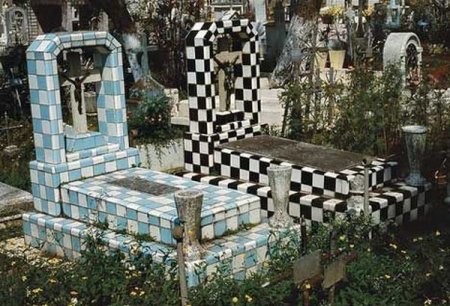 Необычные надгробия (28 фото)