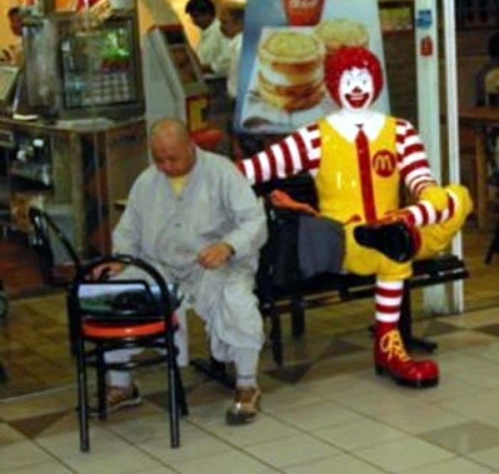 Клоун Рональд толкает людей на разврат (19 фото)