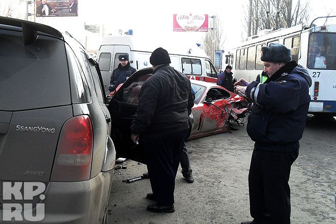 Серьезная авария в Самаре с участием автомобиля Jaguar (10 фото+2 видео)