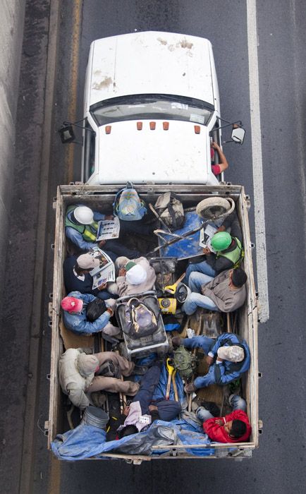 Как мексиканцы ездят на работу (13 фото)