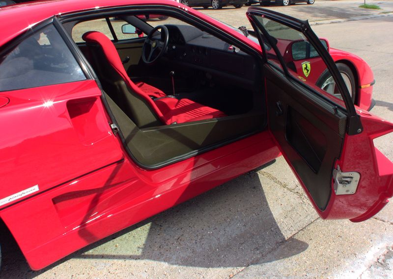 Ferrari F40 с пробегом в 6699 миль продают на аукционе (14 фото)