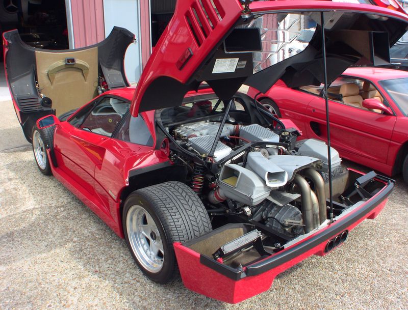 Ferrari F40 с пробегом в 6699 миль продают на аукционе (14 фото)