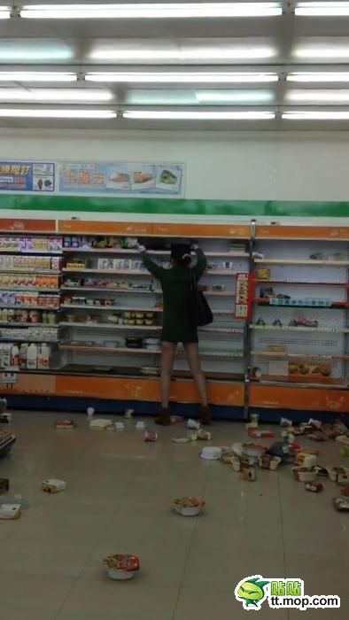 Девушка прибралась на полках супермаркета (6 фото)