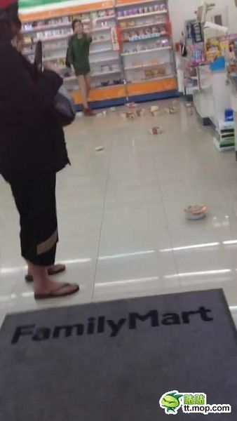 Девушка прибралась на полках супермаркета (6 фото)