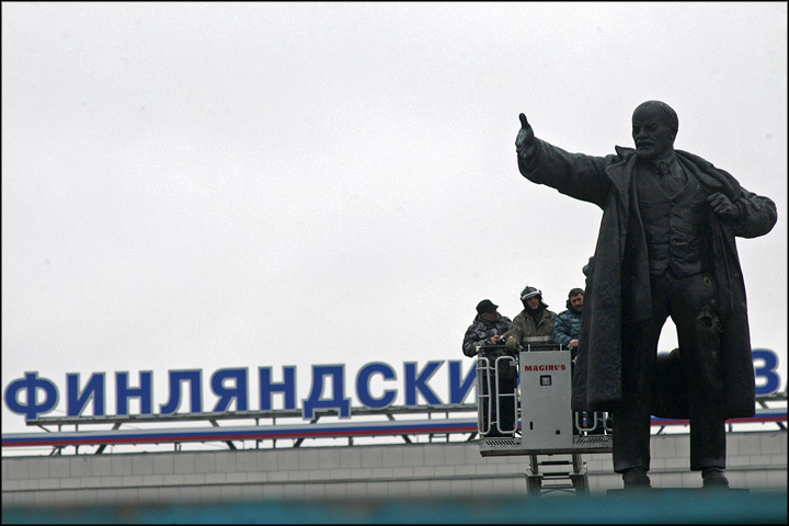 В Санкт-Петербурге подорвали памятник Ленину (7 фото)