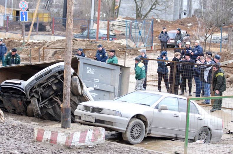 В Южном Бутово разверзлась земля (18 фото + видео)