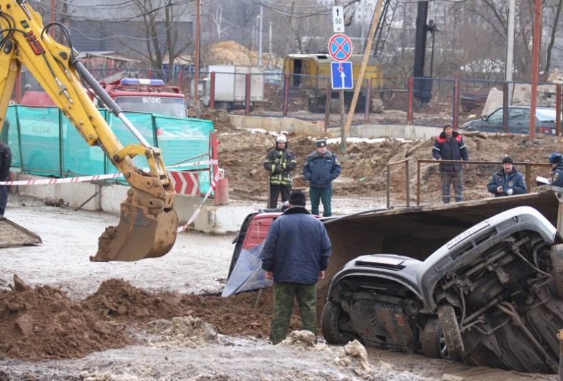 В Южном Бутово разверзлась земля (18 фото + видео)